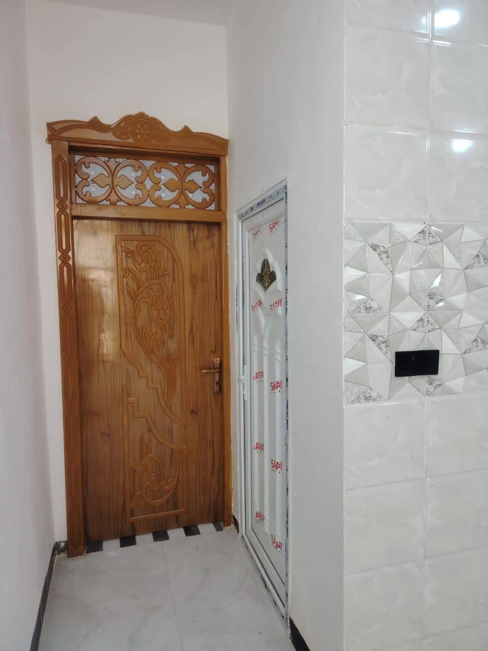 دار للبيع  75 م 🏡 (مكتب الخليج للعقار عمود327)
*********** وتساب
***********

بسعر /32/ مليون مع المجال/ 
موقع /نجف 🏡شارع الحولي مال المطار عمود 327

البناء 🏡 
غرفه/صاله/مطبخ /ستقبال /صحيات/مكشوفه
بناء مرتب/ اساس + سقف كونكريت + طابوك

ألخدمات 🏡 ماء/كهرباء/مدارس/سوق/تبليط/لحد الباب
