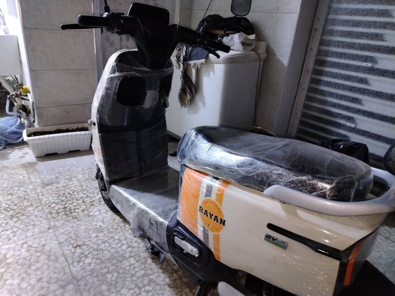 السلام عليكم دراجه شحن ام عيون ريان للبيع  سعر 750وبيهه مجال للطيبين نضافه فولل مكاني بغداد بياع حي الاعلام موصفات 
ضوء عالي ناصي 
هورن
اشاير يمنه يسره
نضام بارك
مثبت سرعه
تلث سرع 
سويج +بصمه
تشغيل عن بعد اطفاء عن بعد
انذار
ست بطاريات كبار 
ملف 1200واط
بريك امامي خلفي شغال
مغلفه نايلون للحمايه من الخدوش
صندوق ينفتح 
استاند جانبي وتعليك
 متواجد فقط على الواتساب 
رقمي ***********
