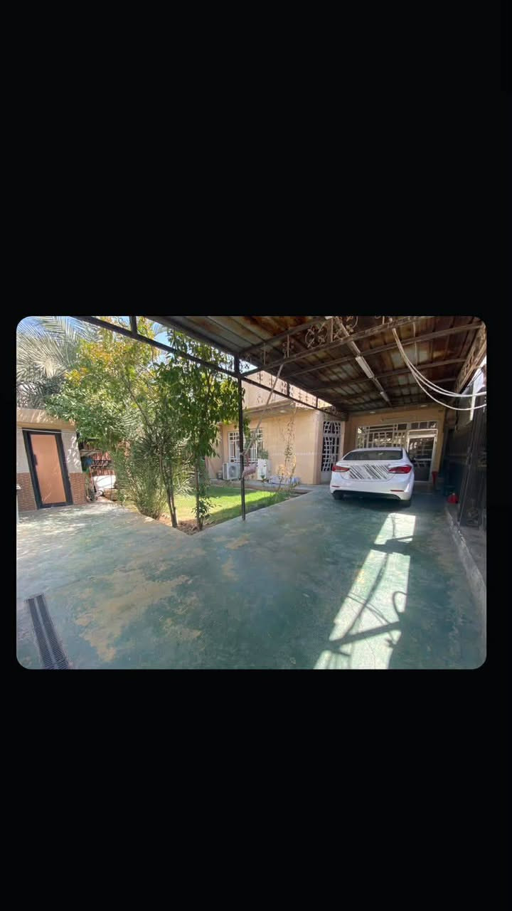 السلام عليكم بيت للبيع
منطقه السريدات القديمه المربع الاول زراعي سند 25
مساحه 330 متر الواجهة 10 والنزال 33 
٥ غرف نوم وصحيات عدد ٤ وصاله الضيوف كلش كبيرة ومطبخ حار وبارد  وكراج 2 سيارة ومنور خلفي حول البيت
للاستفسار
***********
