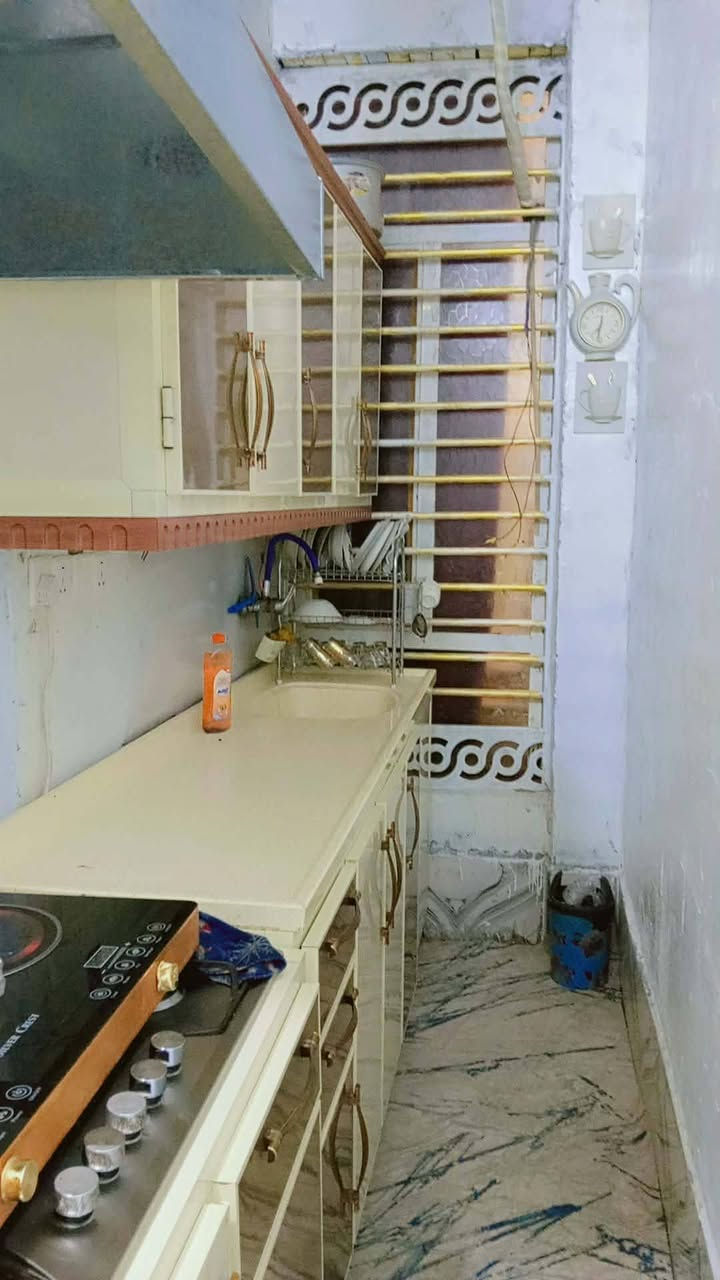 السلام عليكم بيت 100متر 5×20 بناء حديث صب السقف والارضية صب كونكريت مكانه سيد جميل بداية شارع عشرين أول فرع قريب عالشارع الجيران كلش طيبين فرع هادئ جدا أيضاً أغراض المطبخ كلهن هدية للمشتري كاونتر تفصال سعره مليون طباخ مرشحه فلتر ماء مقطورة گيزر ماطور ماء كلهن يبقن للمشتري وسعر مناسب جداً السعر 72 وبي مجال رقمي ***********
