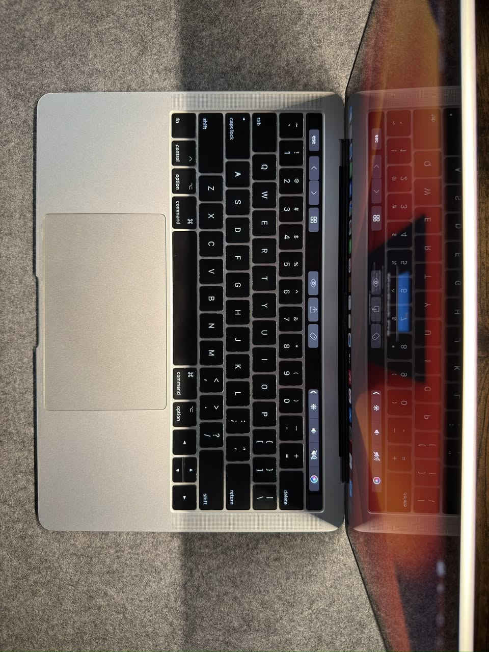 Macbook pro 2017 13inch
•16gb RAM
•256gb ssd ROM
•Tuch iD & Tuch Bar 
•3.1 GHz Dual-Core Intel Core i5
•Intel Iris Plus Graphics 650 1536 MB
•Battery service recommended 

‎ماك بوك نظيف جداً وقليل الاستخدام. السعر 450,000 . مع الشاحن الأصلي وحقيبة. التوصيل متوفر


**إذا كنت صاحب هذا الإعلان وتريد حذفه لأي سبب، رجاءا أرسل رسالة إلى الدعم الفني**