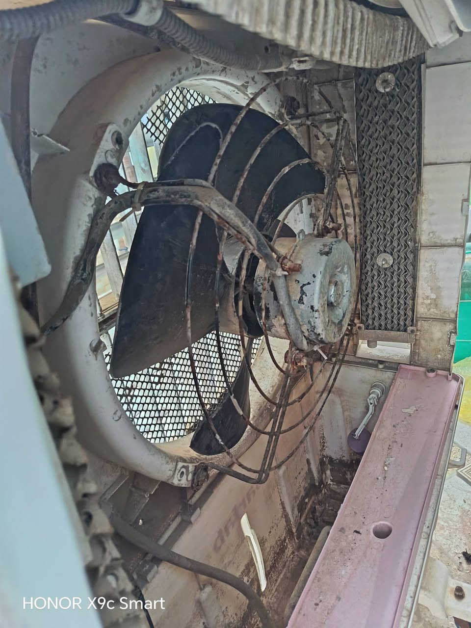 السلام عليكم ' عدنه مبرده كاملة بس المروحة مجيمة ماطورها جديد العام تشتغل السنة جيمت مروحته العنوان / حي الوفاء قرب مجسرات الزهراء الرقم *********** السعر ٣٥
