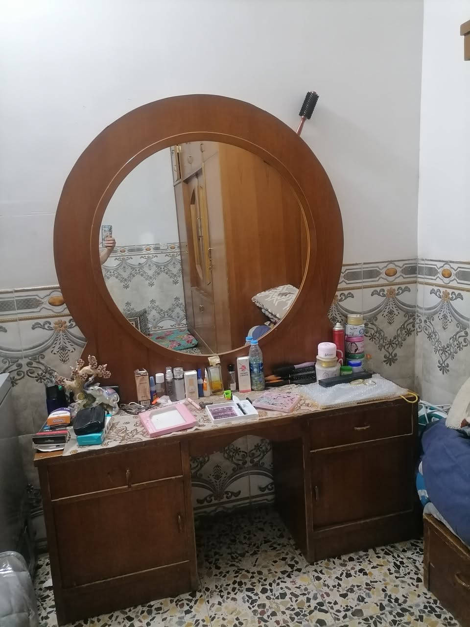 غرفه للبيع 550 وبيه مجال ***********
