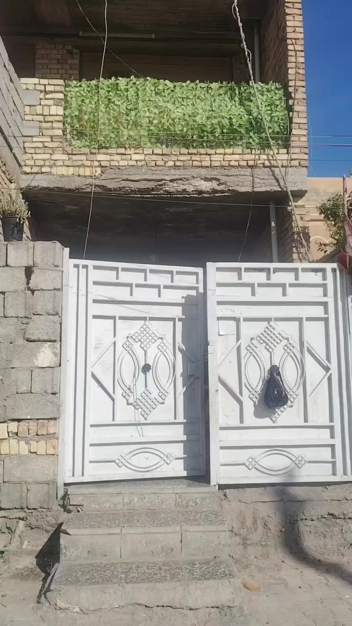 بيت للبيع مساحه 100 متر قاطين 3غرف نوم بي فوك ثنين وجوه وحده القاط الثاني مكامل بس مسقف مكانه مسقط بلاخير بلفرع المقابيل اسواق علوكي الاستفسار الإتصال عل الرقم ***********
