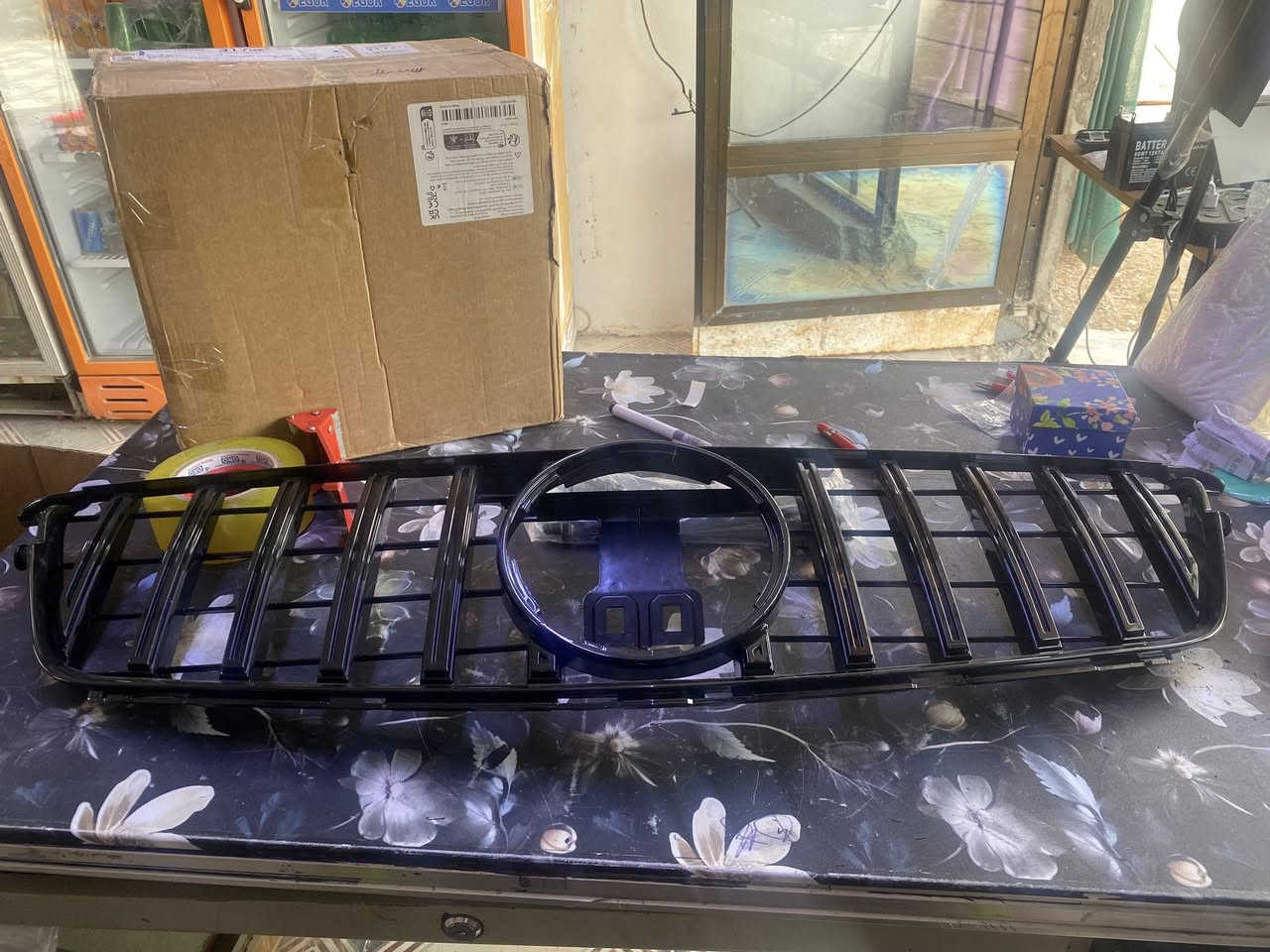 سلام عليكم 
 شبك أمامي (Front Grille) أسود لامع لسيارة مرسيدس-بنز. 
متوافق مع طرازات مرسيدس GLC أو GLE.
يتميز بتصميم عصري باللون الأسود اللامع بالكامل.
يتضمن فتحة مخصصة لتركيب شعار مرسيدس في المنتصف.
المنتج مصمم لتعزيز المظهر الرياضي للسيارة وتحسين تدفق الهواء.

اعلى سعر ابيع


**إذا كنت صاحب هذا الإعلان وتريد حذفه لأي سبب، رجاءا أرسل رسالة إلى الدعم الفني**