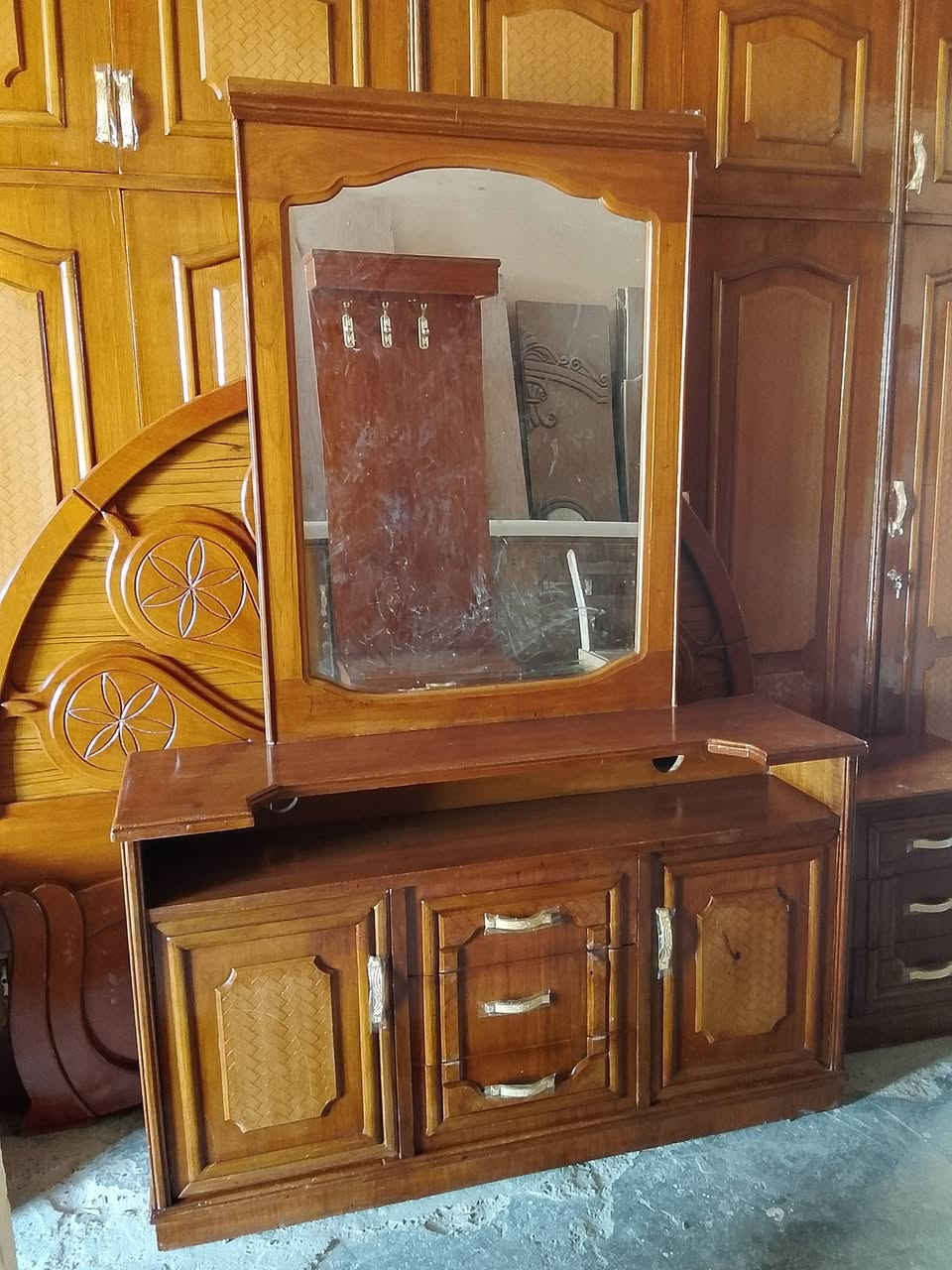 للبيع غرفه اخشاب صاج تكمه ونضيفه كامله مابيها نقص شغل تفصال انجاره سامره داخل واخارج صاج سعرها 800 العنوان سامراء جبيريه الثانيه مقابل جبيريه الثالثه شارع الحدادين للاستفسار ***********
