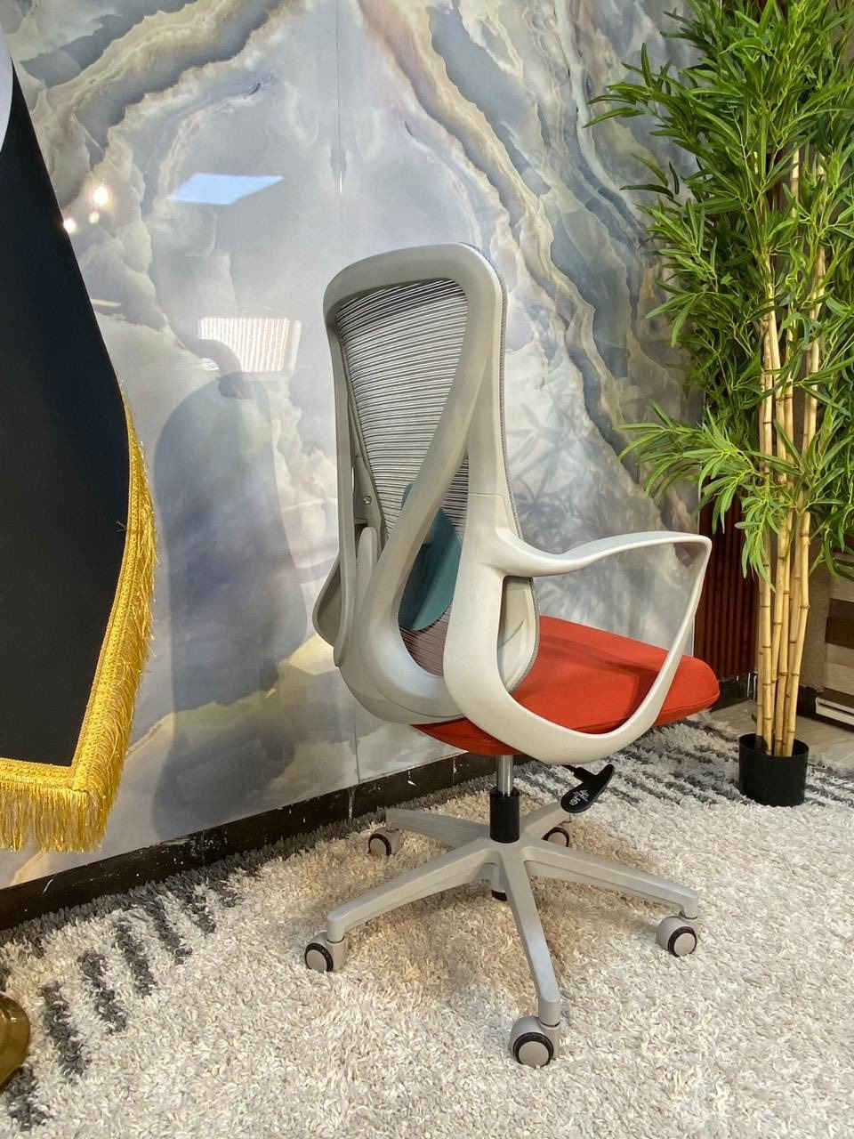 كرسي مكتبي استعمال قليل بحالة جداً جيدة، الجك و الدورات و مسند الضهر كله تمام  و بي ضمان اكثر من 2 سنوات صيانة مجاني من الشركة عندي الوصل.
مكاني بغداد/ حي اور قرب سنتر حي اور

 و رايده  بـ 130،000 اشتري و راسك بارد ضمان اكثر من 2 سنوات باقيله و مجاني، الوصل موجود.

للتواصل ***********
