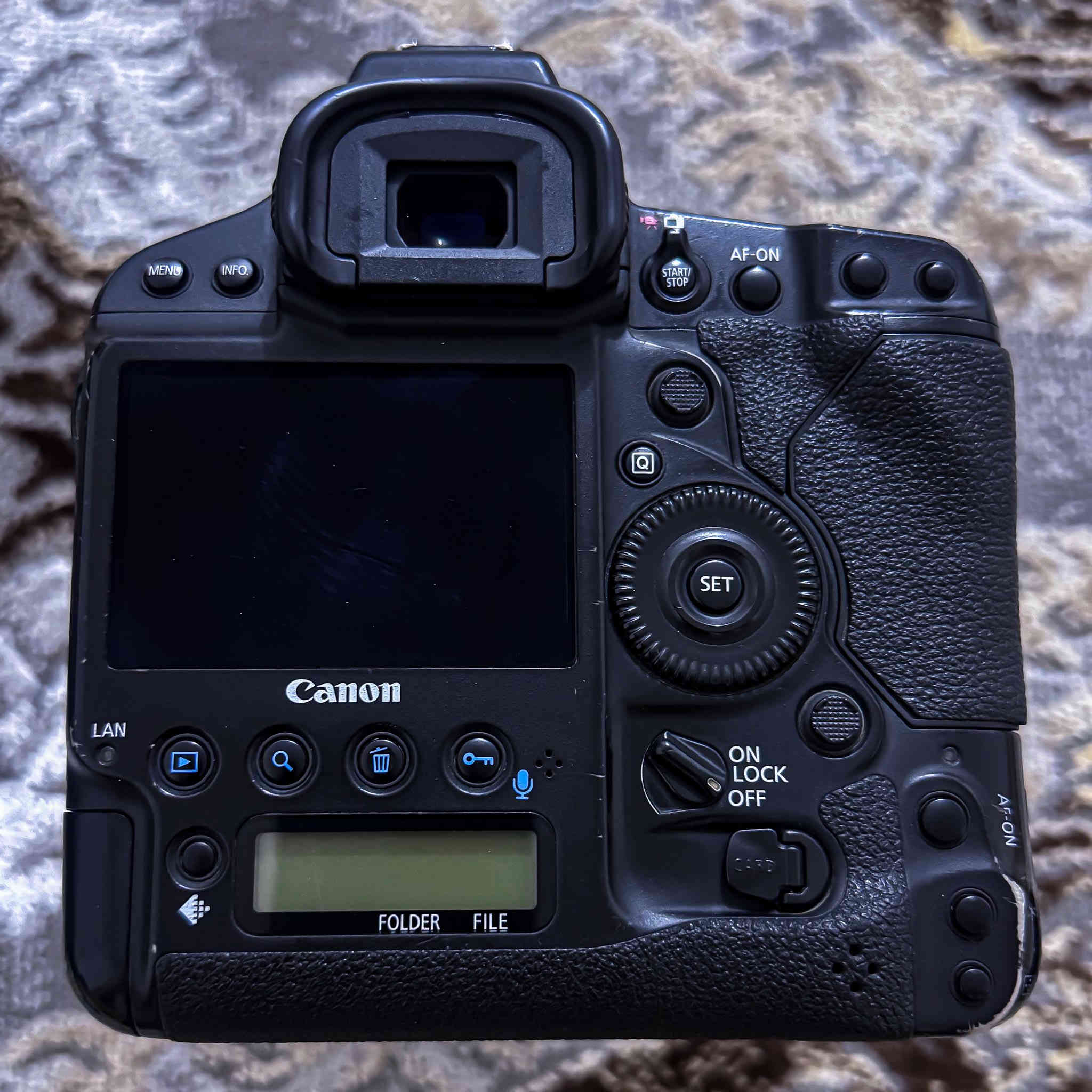 بدي كانون 1d x mark ii 
مع شاحن الأصلي ، مالها
ومع بطاريه الأصلي ، مالتها
السعر 
مليونين و٢٥٠ وبيها مجال

للتواصل خاص 
و واتساب
***********
