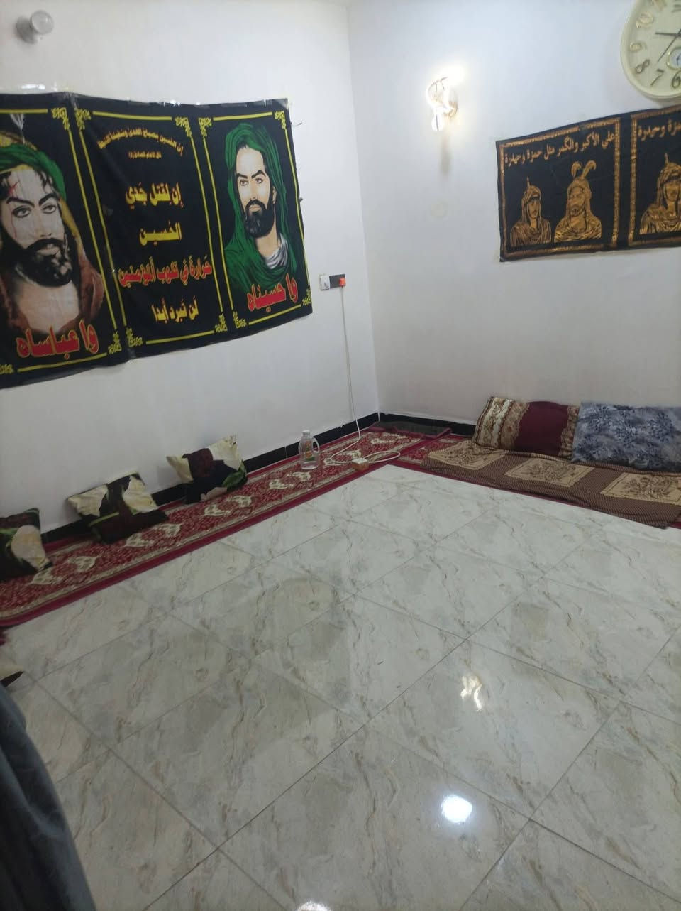 @إشارة
 بيت 180 متر طابو صرف طابقين بناء طابوگ بسنة 2022 وبي اجازة بناء يحتوي على أربع غرف نوم 2 جوه 2فوگ مع الصحيات واستقبال خارجي العنوان العطيشي خلف المستشفى الحسينيه بداية الحولي قرب المدرسه الصينيه على الشارع مباشر يعتبر تجاري *********** بي وات ساب
