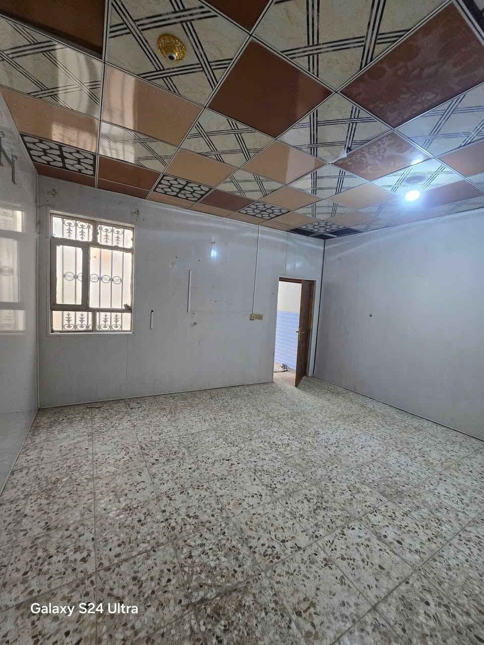 بيت لبيع بشارع المطار الجديد بشارع الشفلات بل بدايه المساحه ١٠٠متر يحتوي على غرفه وصاله ومطبخ ومكشوفه وصحيات وحديقه البناء طابوك كونكريت السعر٤٣ وبي مجال للستفسار ***********مكتب بركات ام البنين قرب مثلجات سنبله
