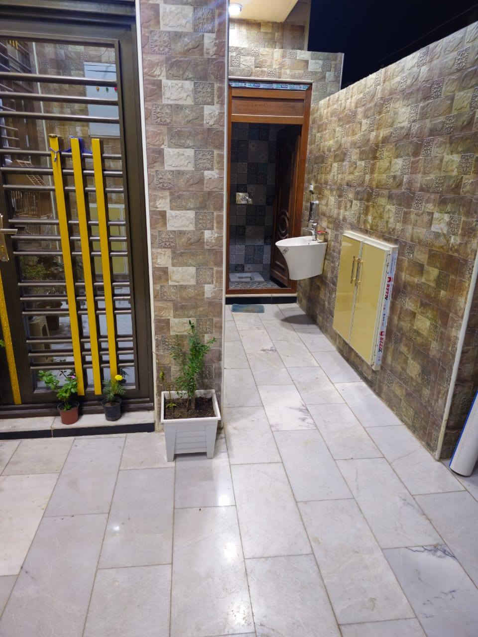 مكلف بالنشر ✋🏻
السلام عليكم للبيع  
بيت بملحق الاسرة مساحه 130متر 4غرف نوم واستقبال وصاله 3مجاميع صحية ورضيعه مرمر تركي ولبيت كله وجدران بورسلاين طابق اول وطابق ثاني كل جدران بورسلاين شرط شغل درجه أوله مواد وعمل موجوده صور للبناء من لساس لحد ما كمل مخطط كامل شرط تراوي شركه هندسيه لا اكو شي بل بناء مو فول درجه أوله اطيك لبيت بلاش للاستفسار اتصل على رقم صاحب البيت السعر375 وبي مجال *********** اقرب نقطة داله للبيت مستوصف حي الأسرة ومدرسة حيفا للبنين
