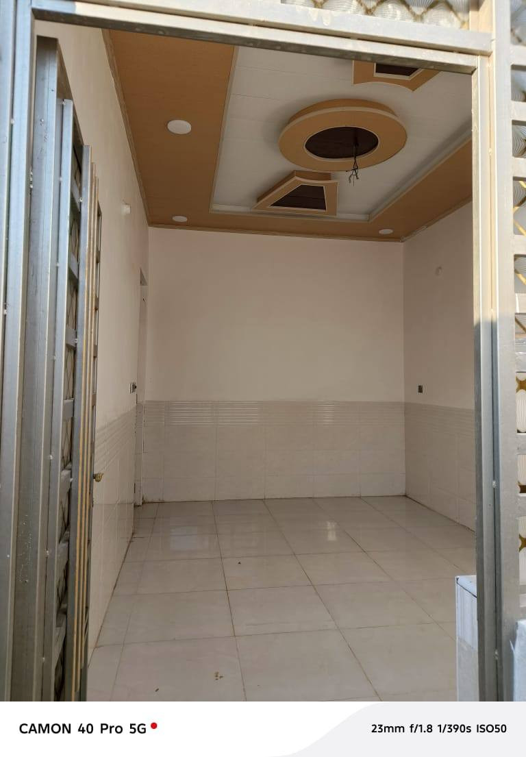 سلام عليكم
مساحه 100 متر 

✅ جميع الخدمات متوفره ماي كهرباء مدارس 

يتكون البيت من غرفه وصاله ومطبخ وستقبال وصحيات عدد ثنين و مكشوفة استفسار واكثر انتصل وبيك خير وتدلل *********** 

❗المكان النجف مجمع بيتي ثانيه 2 ببلوك 10 قريب على شارع بيتي
