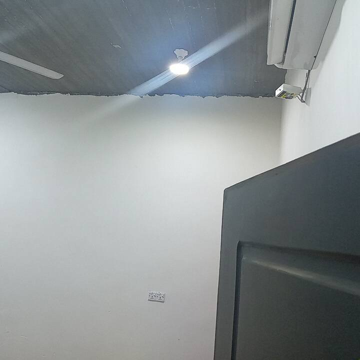 متاح بيت في الجزيره باب الهوى شارع 7
قريب على السوك مساحة 150متر   يحتوي على غرف عدد2 صحيات داخلي او  اخارجيه سعره 69 مليون أوبي مجال 
***********  بي نواقص فقط صبغ جدار او سقوف  واهلا وسهلا
