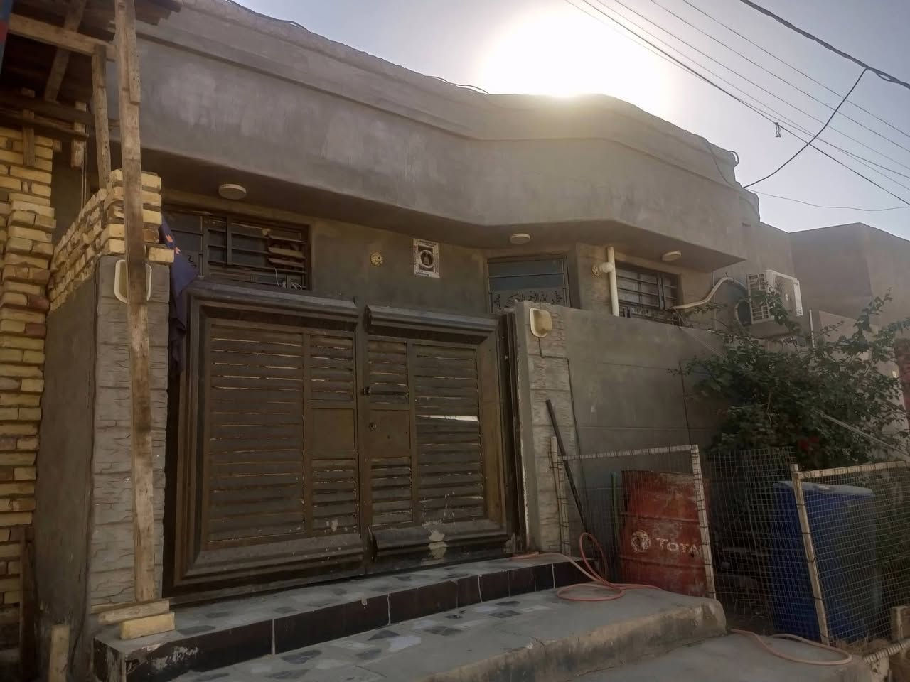 بيت للبيع مساحه 150متر طابو زراعي يحتو على غرفتين وصاله ومطبخ وستقبال وصحيات داخليه وخارجيه بناء طابوك صب مسلح موقع جدا منتاز طويريج حي الجمعيه شارع ابو سيود قرب شط شارع 8متر الاتصال ***********/***********
