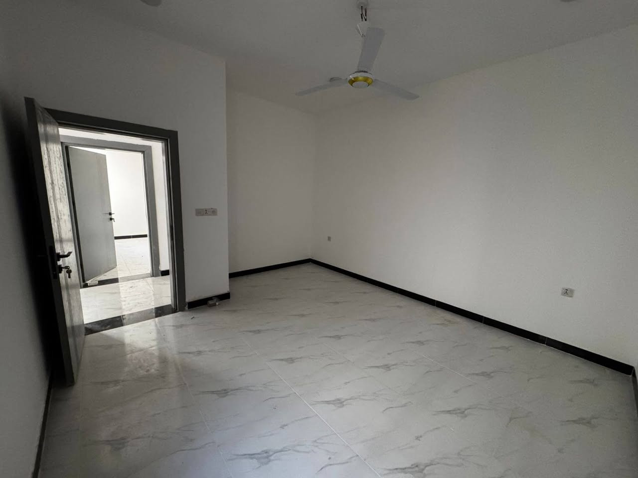 السلام عليكم...
 _🏠🏠🏠بيت للبيع (طابو صرف)في مجمع الزهراء السكني [مشمول بالمبادرة]
_بيت ركن  200 م طابق واحد ويحتوي على اضافات على تصميم خارطة المجمع .
_ المجمع متوفرة بيه كل الخدمات 
_مكان مميز ركن على شارع بعرض ٤٠الحولي المقترح الرابط بين طريق الحمزة وطريق النجف مباشرتنا...
_للإستفسار اكثر مراجعة مكتبنا او الاتصال
ما متواجد فيس بوك او تساب
***********
