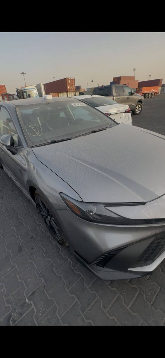 🔥 للبيع كامري 2025 SE HEV الشكل الجديد 🔥
▪️ وارد أمريكي  
▪️ ممشى ٢٦ ألف فقط  
▪️ Hybrid اقتصادي جداً بالوقود  
▪️ اللون رصاصي مميز  
▪️ فئة SE الرياضية  
▪️ تشغيل بصمة  
▪️ شاشة + كامرة + حساسات  
▪️ استخدام شخصي والسيارة محافظة جداً

الإضافات:
✔️ كعدة مريحة للسفر والمسافات الطويلة  
✔️ غطاء داشبول محافظ  
✔️ بانزين محسن وسوبر فقط

الصبغ:
جاملغ خلفي جهة السايق فقط

السيارة نظيفة جداً وشغل مرتب وجاهزة للفحص بأي مكان 🌟  
السعر: ٢٢٩ قابل للنقاش بالمعقول

📍الموصل  
📩 مراسلة خاص
***********
