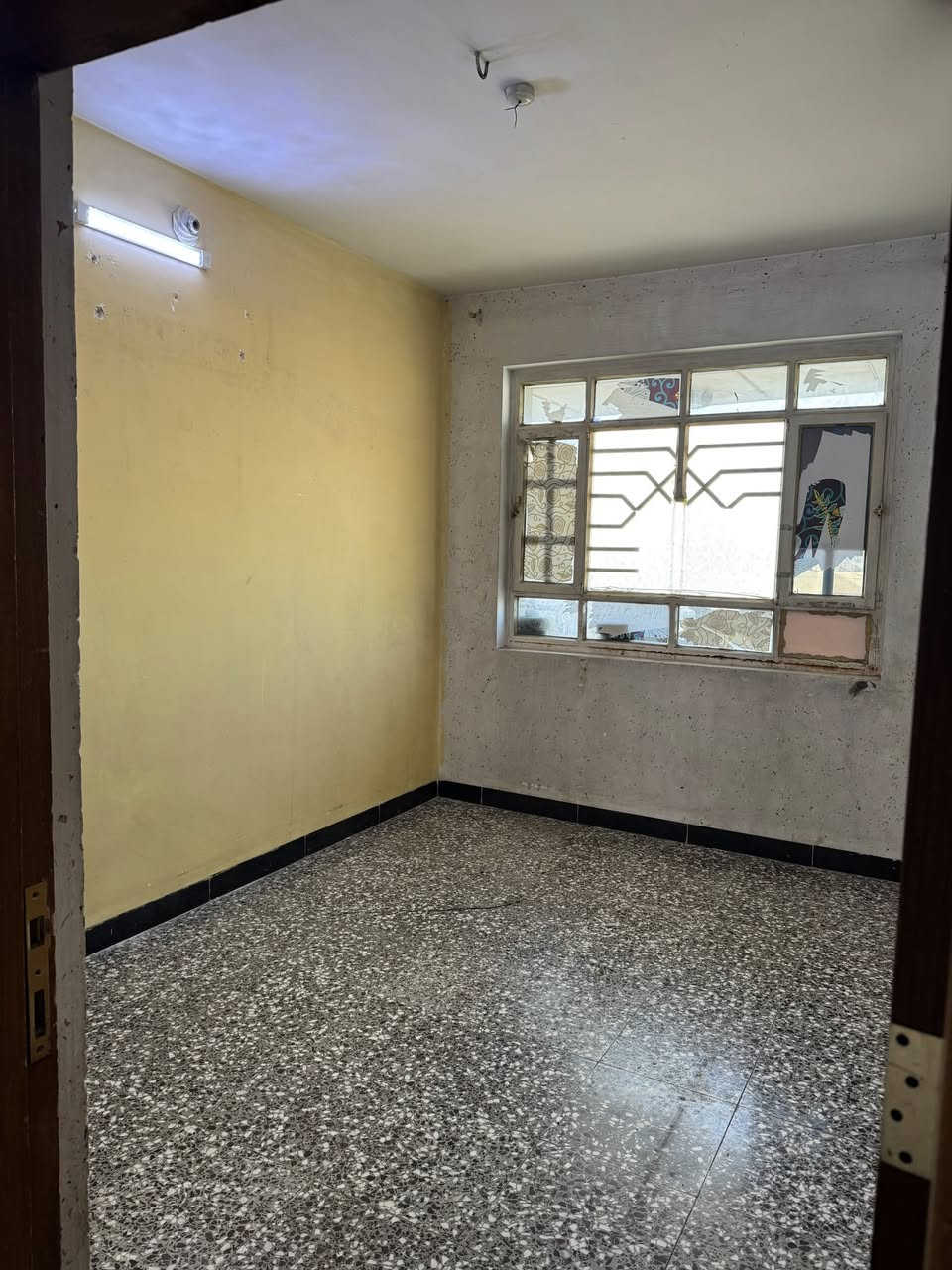 شقة للإيجار مساحة 75م
🔺غرفة نوم ، مطبخ ، صالة ، حمام 
📍العنوان : حي سومر  _ شارع المدارس مقابل مطعم الياسمين 
*الشقة لعائلة صغيرة فقط 
🔹سعر الإيجار 350 الف 
🔸للاتصال ***********
