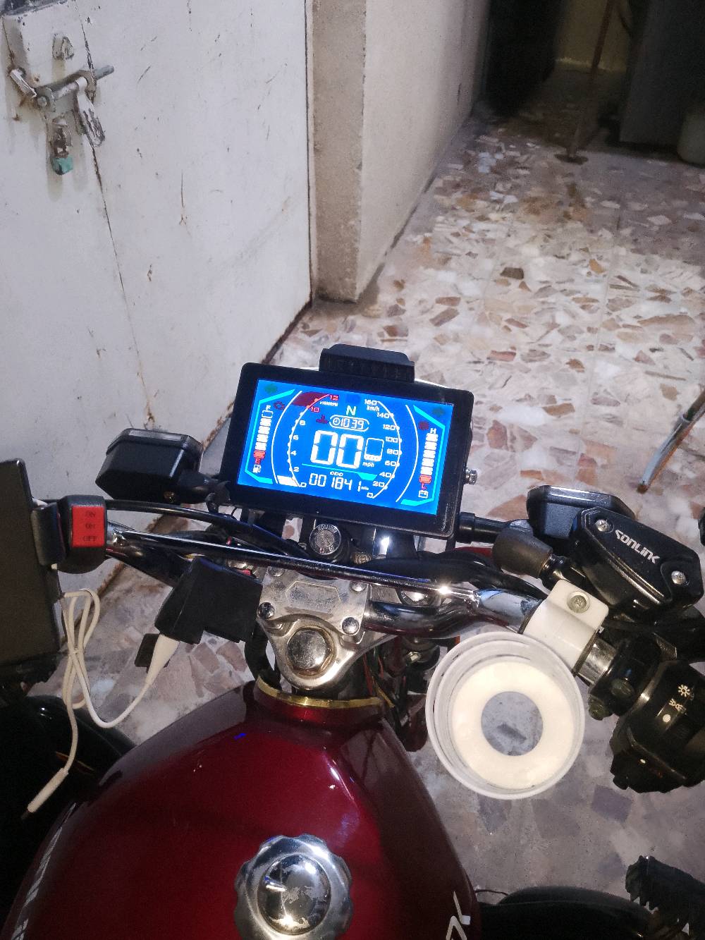 دراجة نارية سونلينك 200 للبيع بحالة ممتازة. اللون الأحمر اللامع مع تصميم أنيق وعصري. الدراجة مزودة بعدادات رقمية وإضاءة LED. مناسبة للتنقل داخل المدينة والسفر القصير. للاستفسار أكثر والتفاوض على السعر، يرجى التواصل.