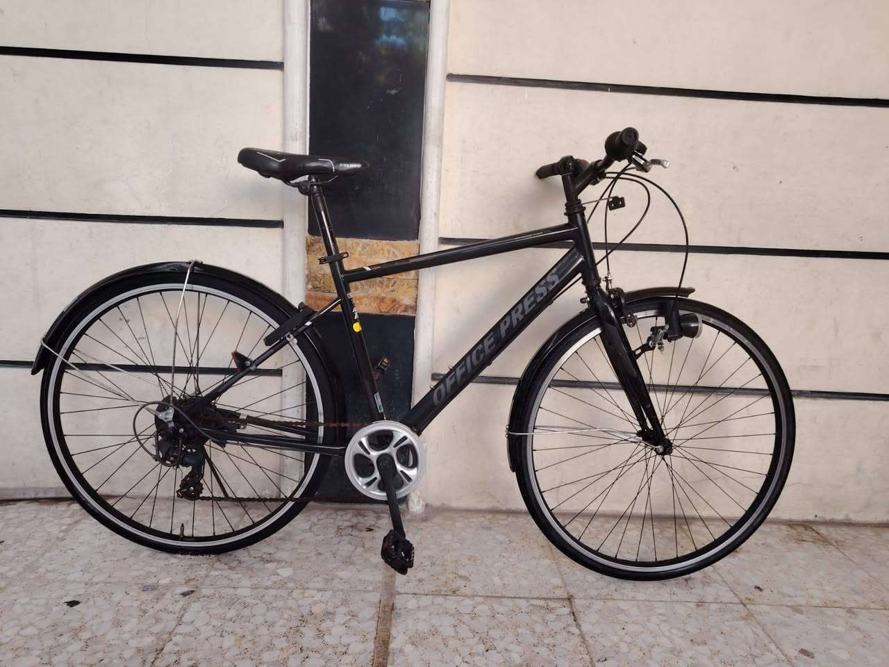 السلام عليكم ورحمة الله وبركاته
بايك موديل سي ٧٠٠ ترحال حجم ٢٨ 
باله ياباني وضع حاويه فول  
نضافه فول فول موصفات
ماركه ( اوفس ابرس ) 
  سستم كامل شيمانو
يدات فر شيمانو اصلي 
السعر (  100  الف ) 
قفل خلفي اصلي شغال 
عكرب ماركه اصلي  شيمانو  
  لون ميمز اسود مختم 
كير ٧ / ١ شغال سستم كامل 
غير مستخدم داخل العراق
العنوان بغداد منطقة الحبيبيه 
هاتف *********** 
الاستفسار واتساب
