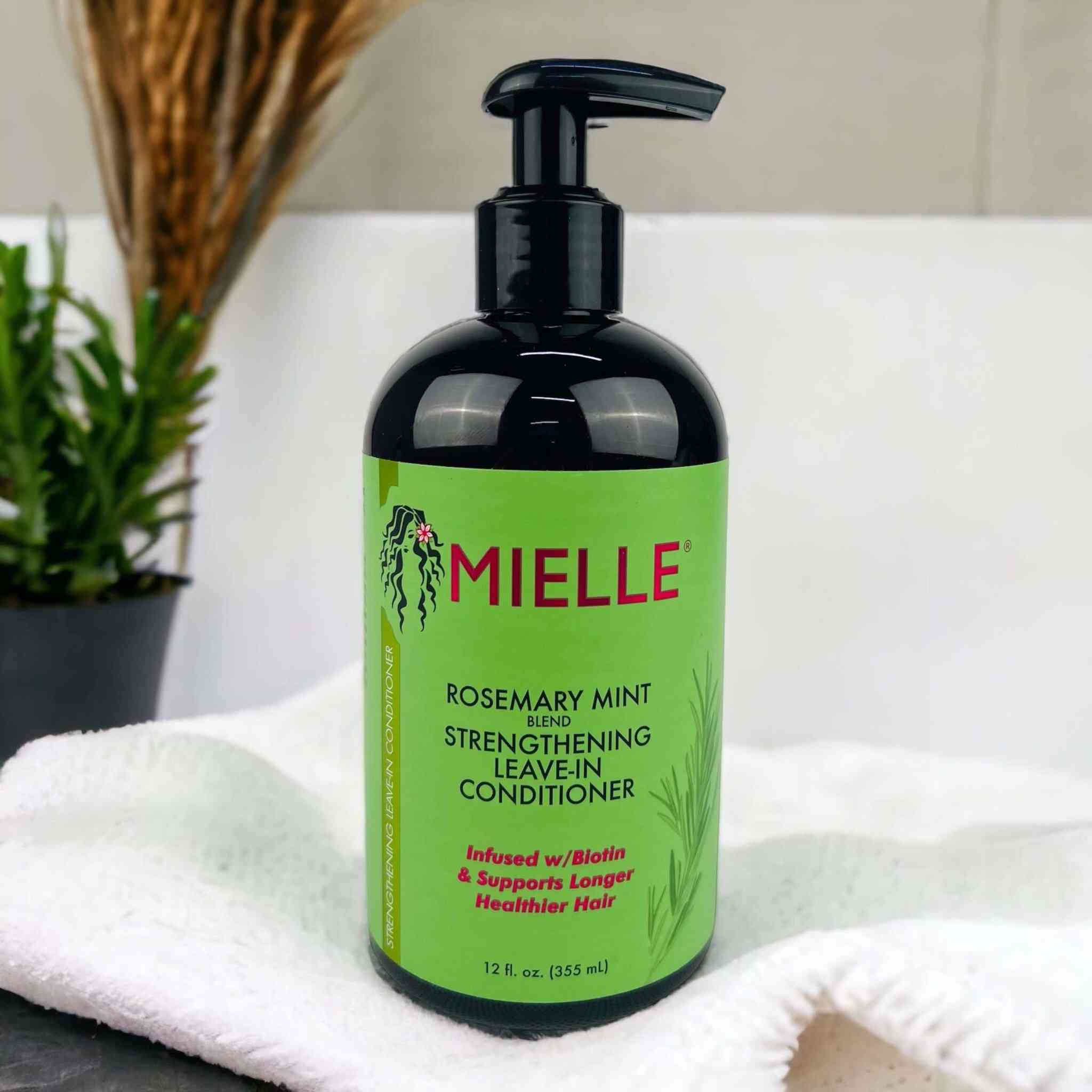 مكيف ليف ان تقوية الشعر اكليل الجبل والنعناع من Mielle.

الفوائد الرئيسية:

تقوية الشعر: يحتوي على خلاصة الروزماري والنعناع، المعروفين بقدرتهما على تقوية الشعر وتحفيز نموه، مما يقلل من التكسر والتساقط.

تغذية عميقة: يوفر تغذية عميقة للشعر وفروة الرأس، مما يعزز من صحتهما ويمنح الشعر مظهرًا صحيًا ولامعًا.

ترطيب وتلطيف: يساعد في ترطيب الشعر وتهدئة فروة الرأس، مما يجعل الشعر ناعمًا وسهل التحكم.

منعش ومنشط: النعناع يوفر إحساسًا منعشًا ومنشطًا، مما يعزز من الشعور بالانتعاش بعد الاستحمام.

طريقة الاستخدام:

بعد غسل الشعر بالشامبو، ضعي كمية مناسبة من البلسم على الشعر، مع التركيز على الأطراف. اتركيه لبضع دقائق ثم اشطفيه جيدًا.

مميزات المنتج:

مناسب لجميع أنواع الشعر، خاصة الشعر الضعيف والمتساقط.

يحتوي على مكونات طبيعية وخالٍ من السلفات والبارابين.

يترك الشعر برائحة منعشة ومنشطة.

يساعد في تقليل تساقط الشعر ويعزز من نموه بصحة.

حجم العلبة: 355 مل

السعر 25 الف
للطلب ارسال رساله على الخاص


**إذا كنت صاحب هذا الإعلان وتريد حذفه لأي سبب، رجاءا أرسل رسالة إلى الدعم الفني**