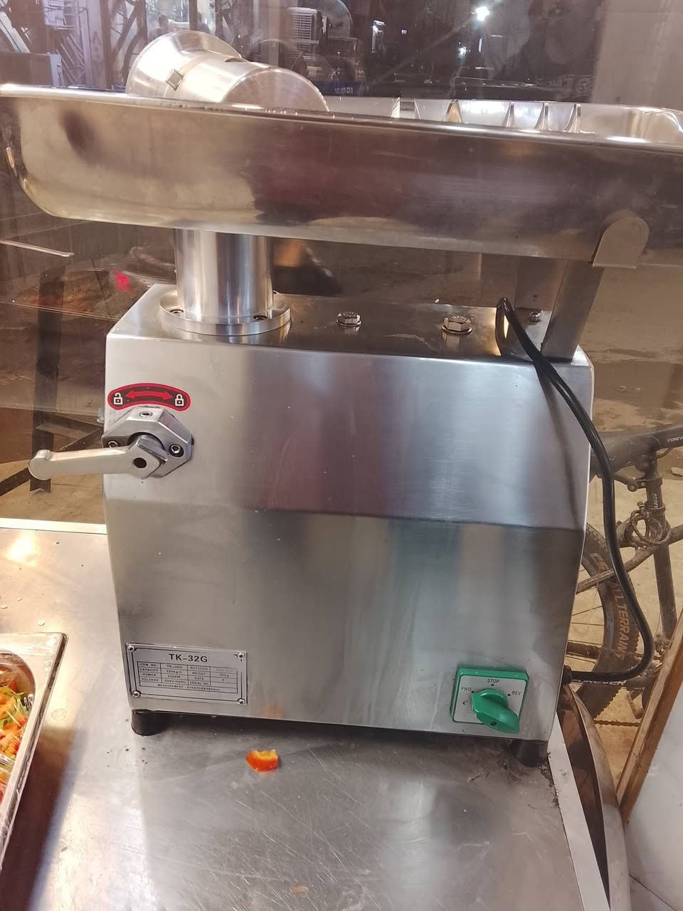 السلام عليكم ماكنة لحم نظافة فول مع استخدام قليل لمدة شهر الحجم 32 للحجز او استفسار ***********
