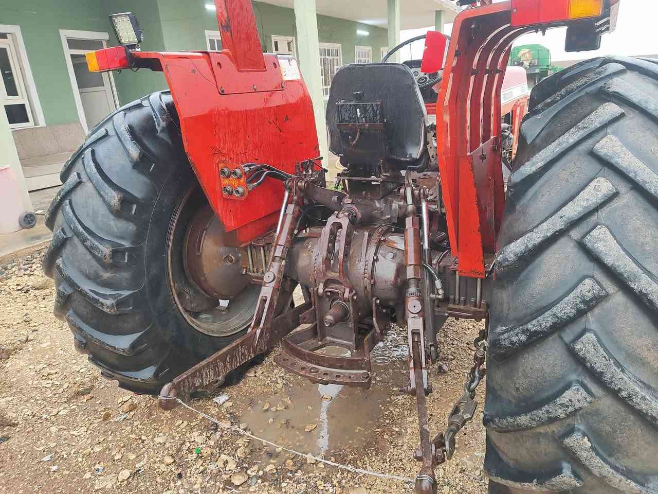 السلام عليكم تركتر فوركسن موديل 89 رقم نينوى كير محرك اكسن بشرط طخم تايرات الاتصال على الرقم *********** اسيا ***********
