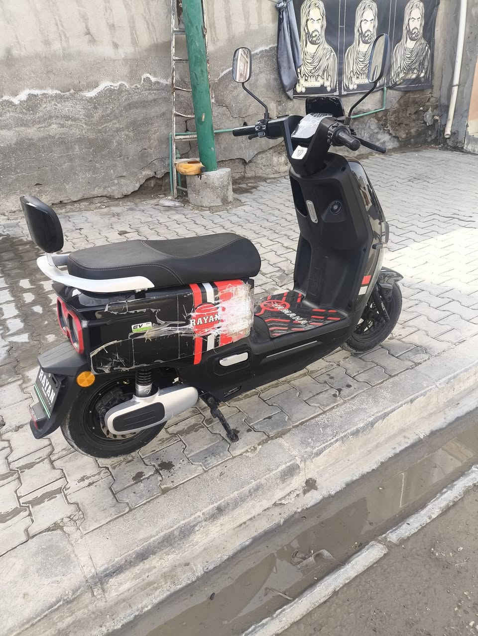 سلام عليكم دراجة رايان  وحش الكون نظيف صالهة عندي اقل سنة وبدلت الهة بس بطارية وحدة سويجين تشغيل وبصمتين تشغيل وهذا رقم واتساب ***********
