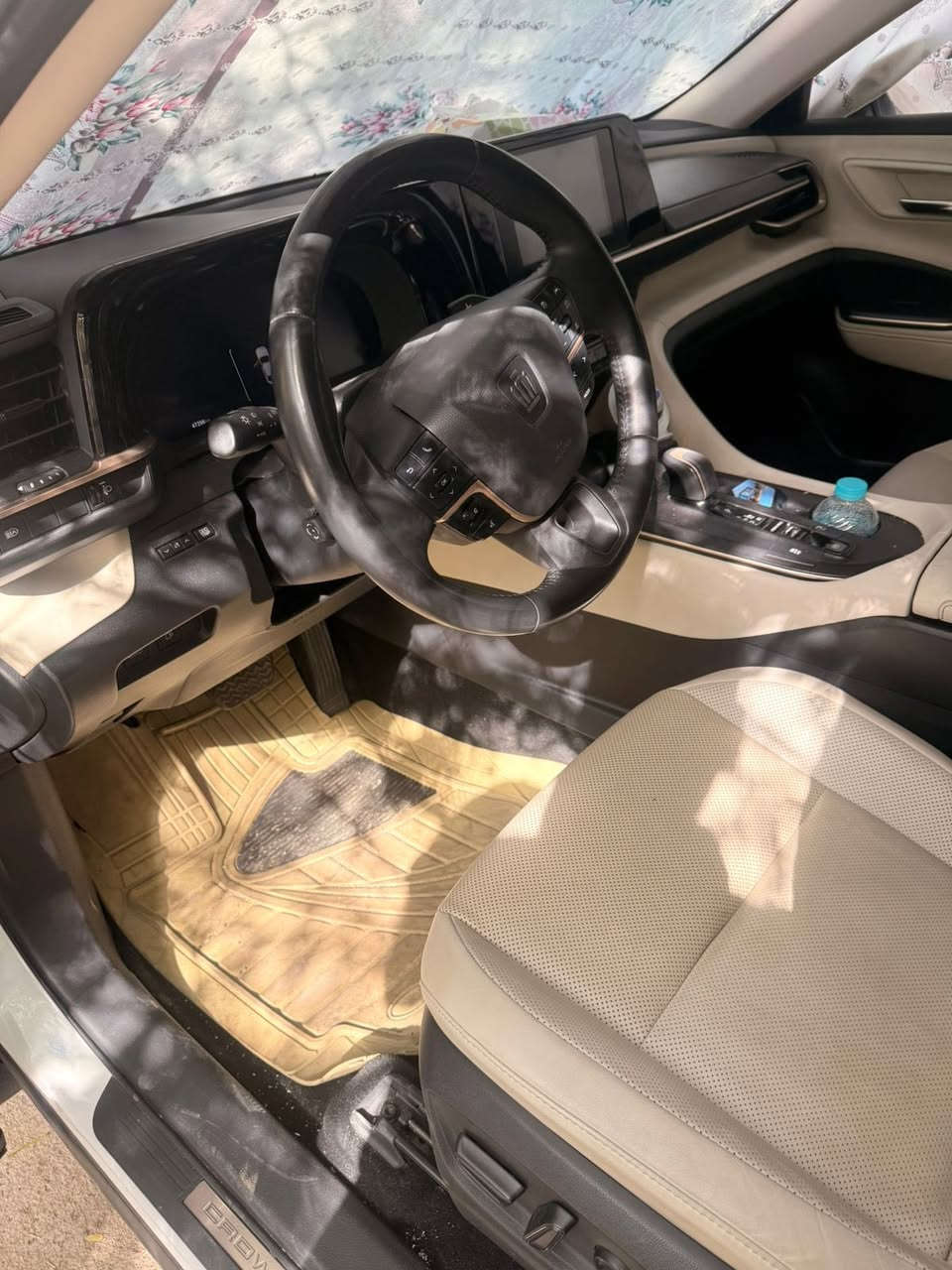 تويوتا كراون (Toyota Crown) - نظافة وكالة 🚗
الموديل: 2024
الحالة: السيارة جديدة جداً، قمة بالنظافة والفخامة، وجاهزة للاستخدام فوراً.
المواصفات:
• السقف: بانوراما بالكامل.
• الويل: حجم 21 إنج (الديزاين الرياضي المميز).
• المحرك: هايبرد (Hybrid) دفع رباعي، اقتصادي وقوي جداً.
• الداخلية: جلد ملكي (بيج)، كراسي تدفئة وتبريد وكهرباء.
• الأنظمة: رادار، تحديد مسار، شاشة كبيرة، نظام بصمة كامل.
• الكاميرا: كاميرا خلفية دوارة مع حساسات أمامية وخلفية.
ملاحظات إضافية:
• اكو ضربة بجهة الجاملغ وللباب الجانبي جهة الراكب.
💰 السعر المطلوب: (325) $
📍 الموقع: (البصرة)
📞 للتواصل: (***********)
اتصال فقط
