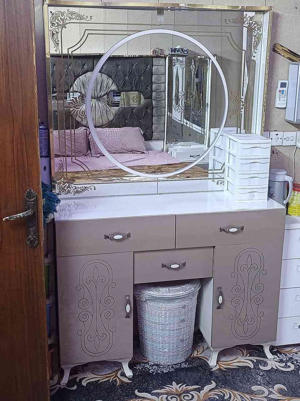 السلام عليكم غرف تركيا اصليه سبع قطع الكنتور قطعتان قطعه 6 ابواب والثاني 2باب منفصلان بغداد حي الخضراء يم ملعب الخماسي السعر 600 وبيها مجال 
رقم الهاتف ***********
