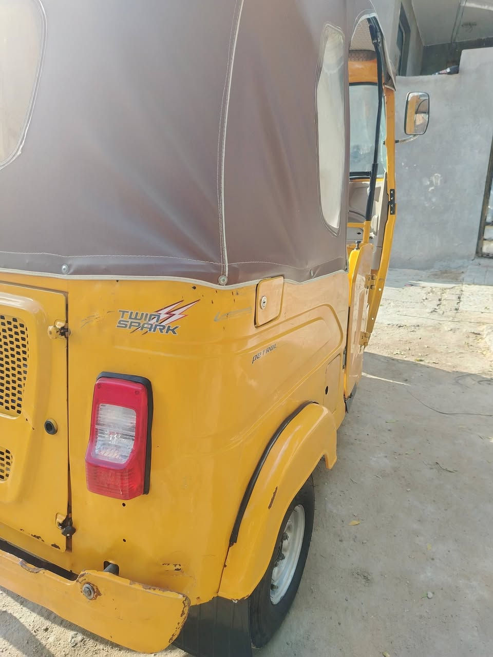 تكتك باجات 2021 شهر 9 رقم وسنويه بس الوحات استلمهن مكينه مجفته تجفيت شركه والبدي شوف العين بيه طخات وبيه صبغ بل صفاح  مو حار  تجي وتشوف سعر 6 500 وبيه مجال ***********
