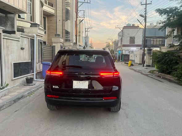 السلام عليكم جيب 2023 بلاك توب وارد امريكي ماشية ٢٣ الف كيلو  ضربتهه بالصور موجودة مبدل ٣ ابواب نفس اللون ووحدة مصبوغة طاك ايرباك بردة بس  فول مواصفات بس بدون سلايد 
السعر
 ب٣٤ الف دولار وبيهه مجال 
رقم التلفون 
***********
***********
العنوان الدورة ابو طيارة
