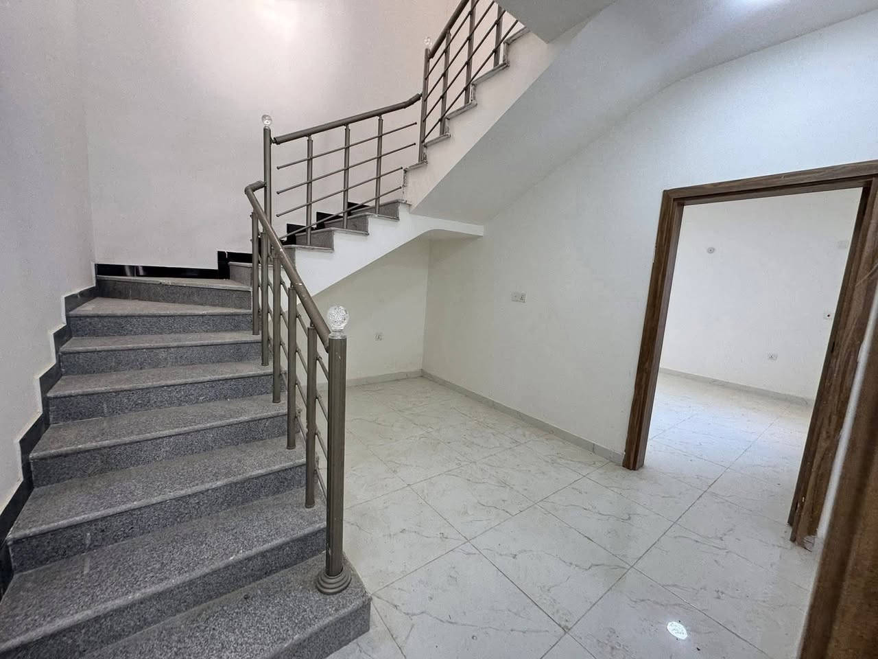 فرصة استثمارية
دار للبيع في مجمع الأميرات/ 2 
مساحه 250 م
مربع سادس
بلوك B11 ركن
وجه جنوبي
غرف نوم عدد 3
أستقبال ومطبخ وصحيات وكراج وحديقة أمامية وجانبيه 
سعر الشركة 162
واصل 48,500
وباقي المبلغ على المصرف العقاري 
يباع بتطلوعه مناسبه 
للاستفسار اكثر التواصل خاص
***********
