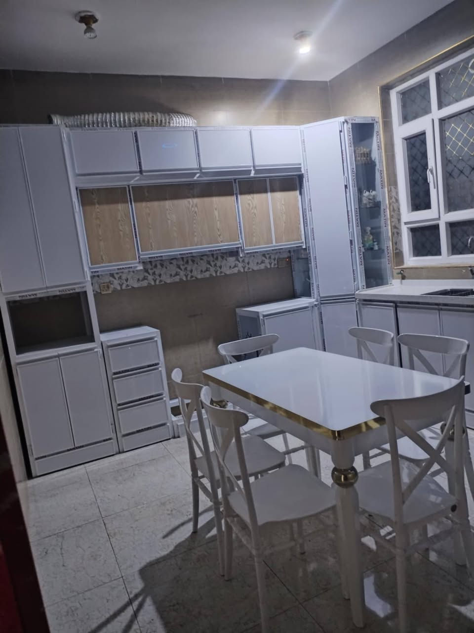 السلام عليكم بيت اللبيع المساحة ١٠٠متر طابو الموقع كاطون الرحمه منطقة ال٩٠٠٠ بناء طابوق يتكون من طابقين وبيتونه الطابق الأول استقبال وصالة ومطبخ وصحيات داخلية وخارجية الطابق الثاني ثلاث غرف نوم وصحيات اي استفسار الإتصال على الرقم ***********
