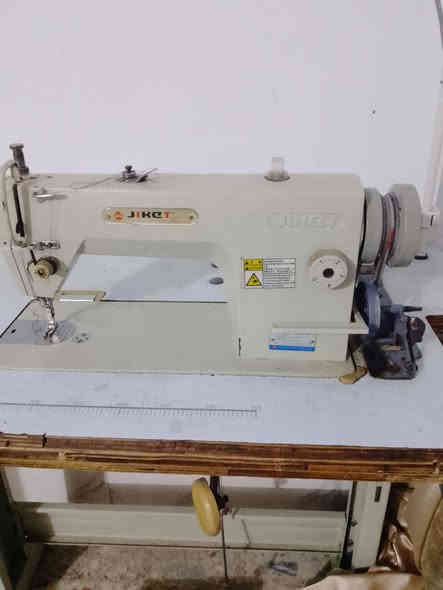 سلام عليكم مكينة جاكيت ياباني اصلية خياطتها الله شاهد تعجب مال بيت 
مكاني بغداد العبيدي ***********
