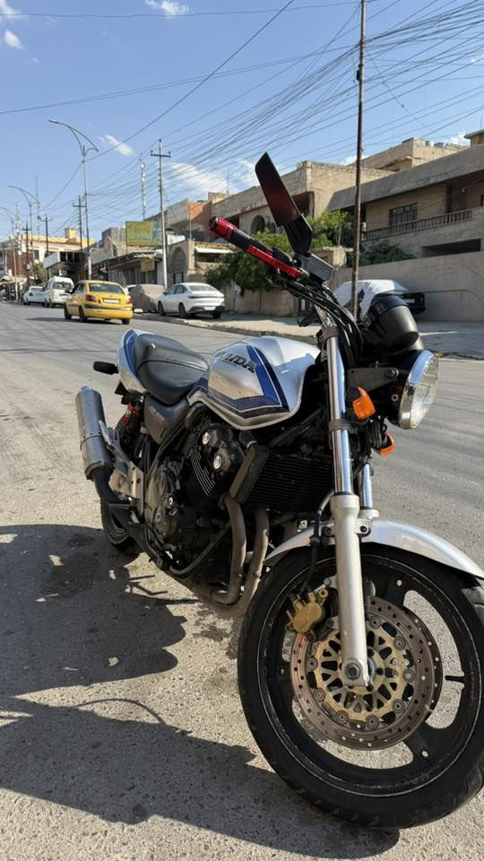 سلام عليكم  
Cb 400 جيل ثاني هايبر  16 ولف نظام vtec
موديل 2002 ماشيه 10،600 حقيقي دخول جديد
كفاله  عامه من التاير للتاير 
عليها ادامه كامله بلكات NGK جديدات  وادامه للكابريتر وتايرات جديد كلشي عليها جديد ومكفول مابيها نقص برغي 
نكره سلف بكل وقت طالعه  من معرض هوندا 
عليها كزوز كاتم + كزوز SE ماشاده موجود 
يدات  البريك والكلج  الاصليات  هم موجودين 
درع الميكنه هم موجود بس ماشاده للجماليه 
معدل 150 
اكرر الدراجه كفاااله عامه من مكينه وكير وشاصي وكهربائيات  وكلشي 
بيها فقط مكاتبه من ينفتح ترقيم أنت ترقم   
عنوانها موصل الرفاعي 
سبب البيع  اريد سياره  
*********** 
سعر 18 وبيها مجال بسيط
