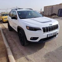 جيب شيروكي بزون 2022 لاتيتيود فور ويل اللون ابيض رقم بغداد بدون نواقص،...
