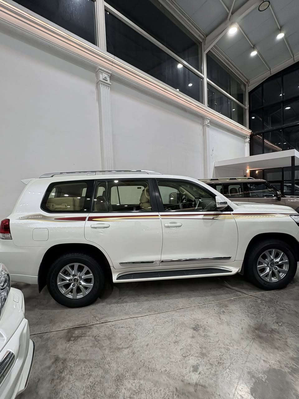 السلام عليكم لاند كروز 
شركات 2017
ماشيه 102 
مكانها بغداد 
48وبيها مجال 
***********
