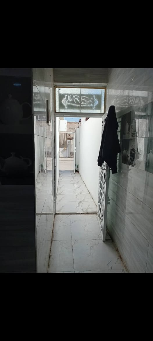 بيت البيع في نجف حي المكرمه قرب شارع طاقة وقرب جامع ابو فضل العباس مساحه ١٠٠متر تفاصيل بيت غرفة وصالة واستقبال مطبخ صحيات سعر ١١٥ مع المجال مرجعت مكتب ابوحسنين العقار في نجف حي المكرمه قرب سواق ادم *********** النجف, العراق
