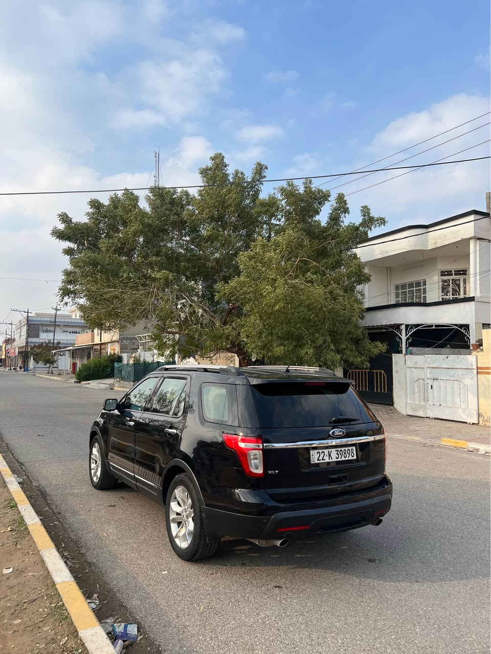 Ford Explorer2012  xlt فورد اكسبلور 
ماشيه220 الف ميل  حقيقي 
السياره بدون صبغ بيه فقط قبغ اللصندوق امبدل بلادي  فقط 
المواصفات : 
-تحديد مسار
-زينون
-تحكم لمس
- مكينة ٦ سلندر 
- ٧ راكب
- ٣ قطع تبريد
- داخل لون اسود 
- تحكم ستيرن 
- شاشة 
- كاميرا خلفية دوارة
- كود ابواب 
السياره بسمي رقم جديد تحويل ثاني يوم وبطاقه بانزين بيه 
كير جديد كير محرك شرط لا صرف ولا بخار واتار بم جديد 
السعر 154 وبي مجال للشراي  
المكان كركوك

الرقم: *********** بي واتساب
 
 رقم هاتف *********** كركوك, العراق
