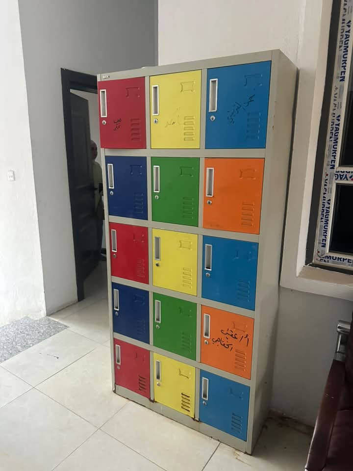 اثاث معهد للبيع مكانهم بغداد / كفاءات السيدية 
الرحلات ٣٠ رحلة السعر نهائي عشرين الف 
ميز ادارة ٣ قطع قياس ١٤٠ سم سعر ١٠٠ الف قفل 
مكتبة ٣ قطع سعر القطعة ١٢٥ الف 
لوكر ١٥ خانة السعر ٧٥ الف 
لوكر ٦ خانات السعر ٢٥ الف 
للمعلومات ***********
