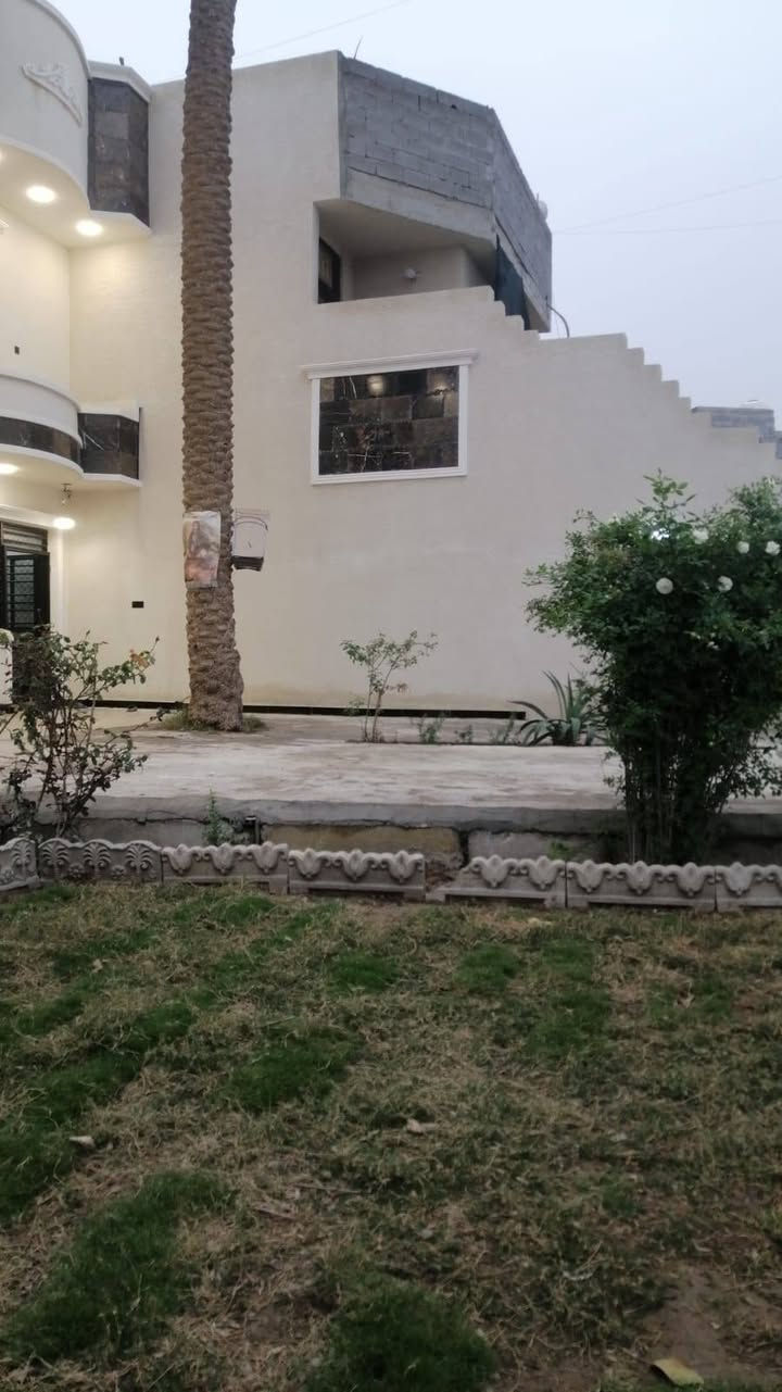 دار ركن كبير للبيع المساحة 425 متر
الواجهة 25. النزال 17 .  العنوان الكرخ  الشهداء البياع مجاور مدرسة الصقور. قرار 17 من صاحب الأرض مباشرةََ وجه البيت ع الشارع العام عرض الشارع 24 متر
الخدمات كاملة ماء كهرباء مجاري تبليط
يتكون البيت من 2 حدائق مع 2 كراج
مطبخ كبير +حولي +صالة و4 غرف نوم كبير +٣ حمامات
سنة البناء 2025
السعر 260 مليون وبي مجال للاستفسار الاتصال على الرقم
*********** متوفر واتساب
