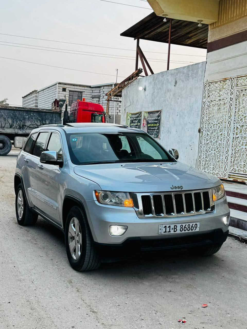 السلام عليكم 
من رخصة الادمن والقائمين على هذا الكروب المبارك 
جيب كراند شيروكي لميتد فول مواصفات  ٢٠١١ كفاله من ضربه او صبغ بيها شبر بارد بخشم الجاملغ الايسر فقط السيارة جاهزة كير مكينه تبريد تدفئه وتدفئه بالكشنات تخم تاير كهربائيات كلها شغاله فتحه بانوراما الارضيه مغلفه جلد سماعات دمام وهواي مواصفات موجوده ومعروفه مواصفات اليمتد والسونار موجود بالصور  
السعر ١٦٣ وبيها مجال قليل العنوان البصرة 
للتواصل على الرقم (***********)
الشرای یتصل وبالخدمه
