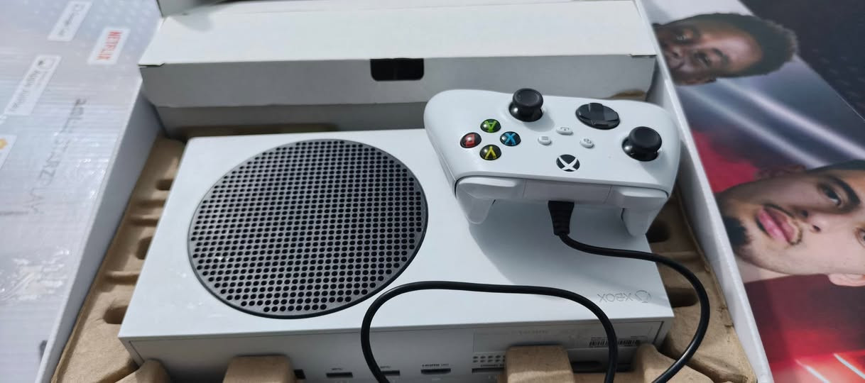 اكس بوكس سريس اس 22نضافة فول شخط مابي لوك ستيكر كارتون مطابق جوستك واير فقط سعرة330 
جهاز ثاني سريس اس بدون كارتون كامل غراض ب325 جوستك واحد
توصيل موجود 
***********وتس اب
