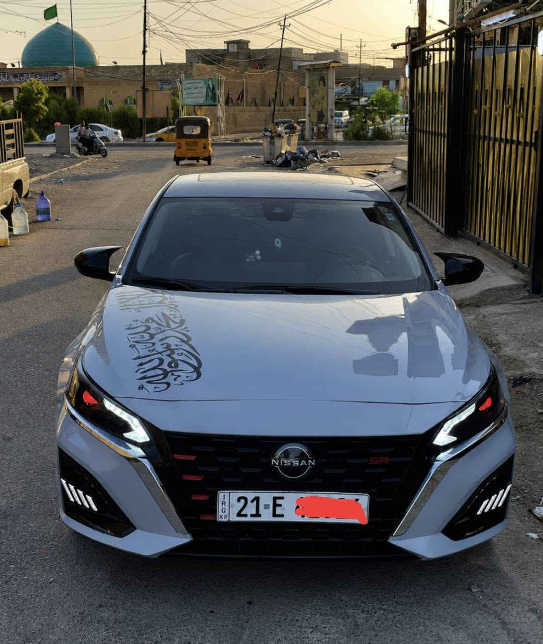 ‏للبيع نيسان ألتيما 2024 SR Plus (فل كامل) 🚗
‏
‏🔹 الموديل: 2024
‏🔹 الفئة: SR Plus (فل كامل)
‏🔹 اللون: اسمنتي 
‏🔹 المحرك: 2.5 لتر
‏🔹 ناقل الحركة: Xtronic CVT
‏🔹 الممشى: 19 ألف كليو متر (قابل للزيادة)
‏قطعتين صبغ فقط
‏المواصفات:
‏✅ فتحة سقف
‏✅ شاشة 12.3 إنج
‏✅ Apple CarPlay وAndroid Auto لاسلكي
‏✅ شاحن موبايل لاسلكي
‏✅ نظام صوتي مميز بـ 9 سماعات وصوت قوي ونقي
‏✅ كاميرا خلفية دوّارة
‏✅ حساسات أمامية وخلفية
‏✅ لايت أوتو (تشغيل أوتوماتيكي للمصابيح)
‏✅ دخول ذكي (Smart Key)
‏✅ تشغيل بصمة (Push Start)
‏✅ تشغيل المحرك عن بُعد (Remote Start)
‏✅ مثبت سرعة ذكي (رادار)
‏✅ المحافظة على المسار
‏✅ تحذير الخروج عن المسار مع اهتزاز المقود
‏✅ مراقبة النقطة العمياء
‏✅ فرملة طوارئ أمامية
‏✅ مقاعد جلد رياضية
‏✅ تدفئة المقاعد الأمامية
‏✅ كرسي السائق كهربائي
‏✅ كرسي الراكب كهربائي
‏✅ شفتات تبديل سرعات خلف المقود (Paddle Shifters)
‏✅ الدشبورد مطعّم بديكور كاربون فايبر أنيق
‏✅ ويلكب حجم 19
‏✅ إضاءة LED كاملة
‏
‏🔹 حالة السيارة:
‏
‏* بودي نظيف جدًا
‏* حالة ممتازة وجاهزة للاستخدام
‏
‏💰 السعر: 172 ورقة (بيه مجال بسيط للجادين)
‏
‏رقم الشاصي (VIN):
‏1n4bl4cv4rn325271
‏
‏📍 الموقع: بغداد - حي التراث قرب تقاطع درويش وقرب شهداء السيديه
‏
‏📞 رقم الهاتف: ***********
‏
‏السيارة جاهزة للاستخدام، والفحص بأي مكان على حساب المشتري الجاد. صور الحادث الأمريكي متوفرة من خلال البحث برقم الشاصي، وكل شيء واضح وشفاف. السياره بدون اي عيب شرعي وبدون لغد وبدون شواصي
