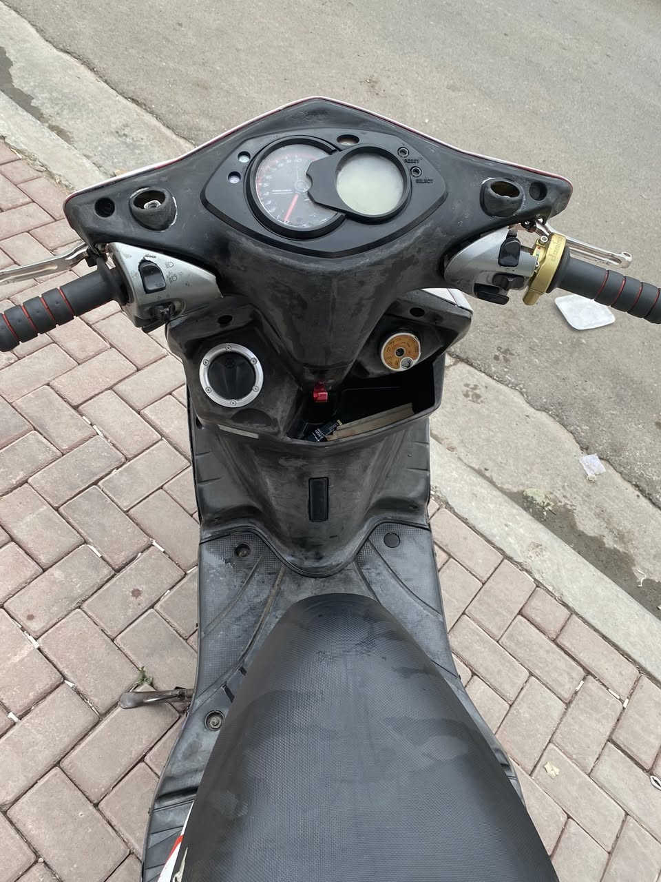 سلام عليكم
دراجه سكنس فحل كابريتر بلاديه  نواقصه كدام عينك فرس جاملغ امامي  وبيه كمل شغله رياضياه يدات بريك ان سي واي  وعضمه رياضياه ذهبية تطواله وفج ار بي ام الدراجه كلشي بيه شغاله من كهربايات وكلشي  
للبيع او مراوس  سعر خاص 
رقمي ***********
مكاني شارع حيفا
