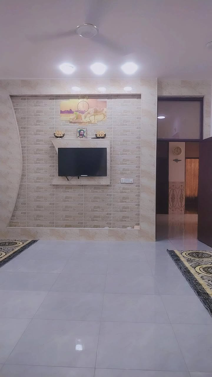 دار سكني ٢٤٠
٥٠ متر فقط عن طريق الزوار المعاره
السعر ٧٠
***********
