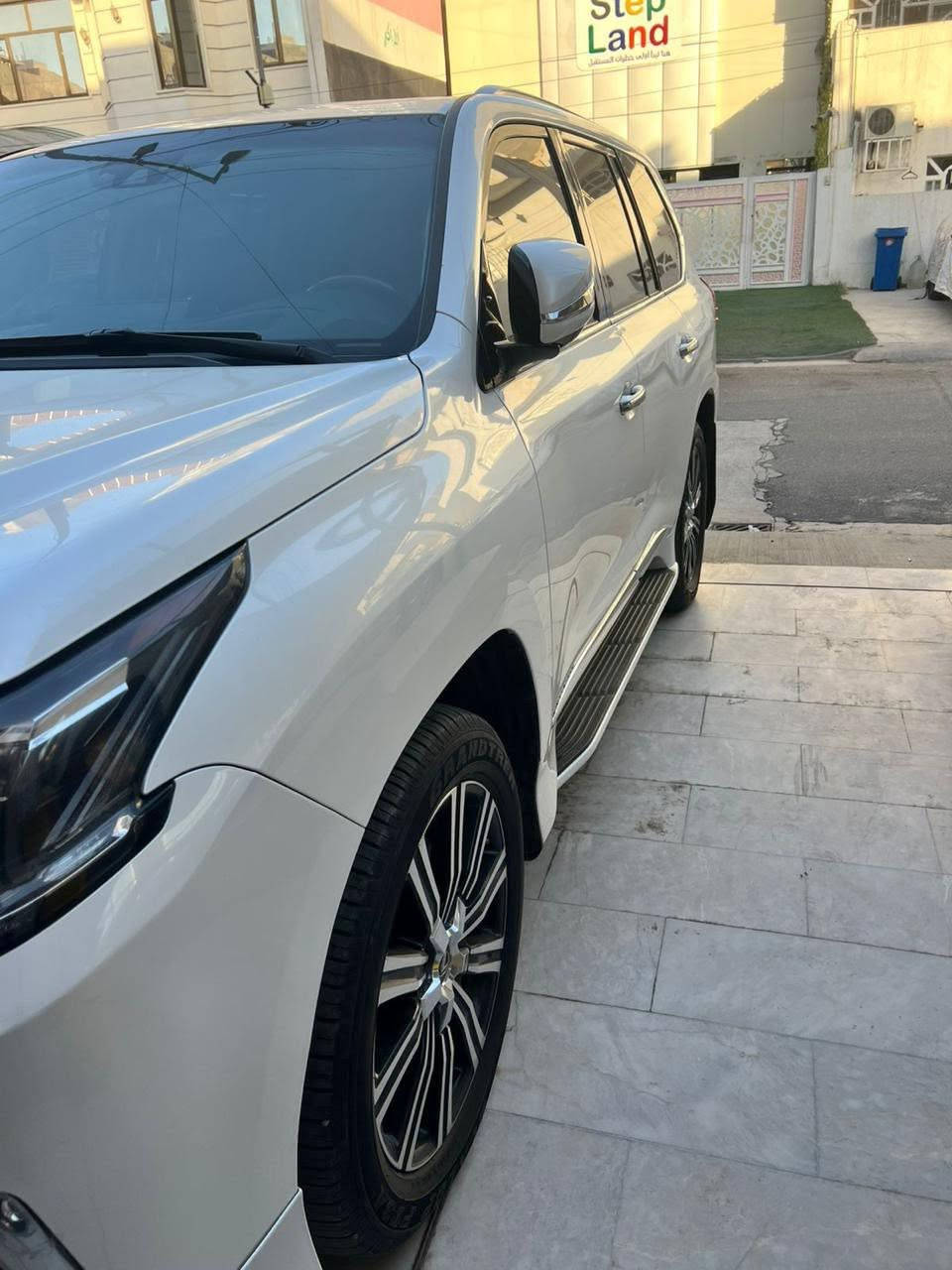 سلام وعليكم 
LEXUS LX 570 (SUPER SPORT) 2019 
للبيع 
المواصفات ⬇️
المحرك: 5.7  8سلندر✅
عدد المقاعد:7✅
المقاعد:جلد+كهربائية+تدفئة+تبريد✅
الجكات:3ارتفاعات عالي وسط ناصي✅
البردات:بردات جانبية+بردات منفصلة✅
الحساسات:خلفية+امامية+جانبية✅
الذاكرات:3وضعيات خزن للمقاعد✅
الملحقات:صندوك الملحقات من الشركة +سماعاتHeadphones✅
الرادارات:رادار امامي فقط✅
الارضيات:الارضيات البلادية+ارضيات بديلة من شركة LEXUS✅
السيارة ماشية 54الف فقط✅
سعر السيارة 610$وبي مجال✅
رقم السيارة:رقم بغداد✅
+اكو هواي ملحقات ومواصفات اخرى للسيارة ماذكرتها 

رقم التواصل: ***********

