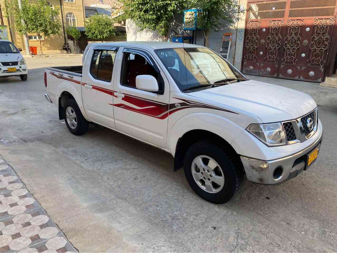 نيــــــسان نافارا   ٢٠١٤  توماتيك

شانسى ليزةر دوبةى 
كيرومةكينةو تةبريد بةشةرت
زور تازةية وةك وينةكانة جوانة 
بئ نقوستانى بئ كةموكورى
دوبةلة بوياخ بئ دةحم سونةرم داناوة

***********
شوين  رانــــــيه رانية, السليمانية
