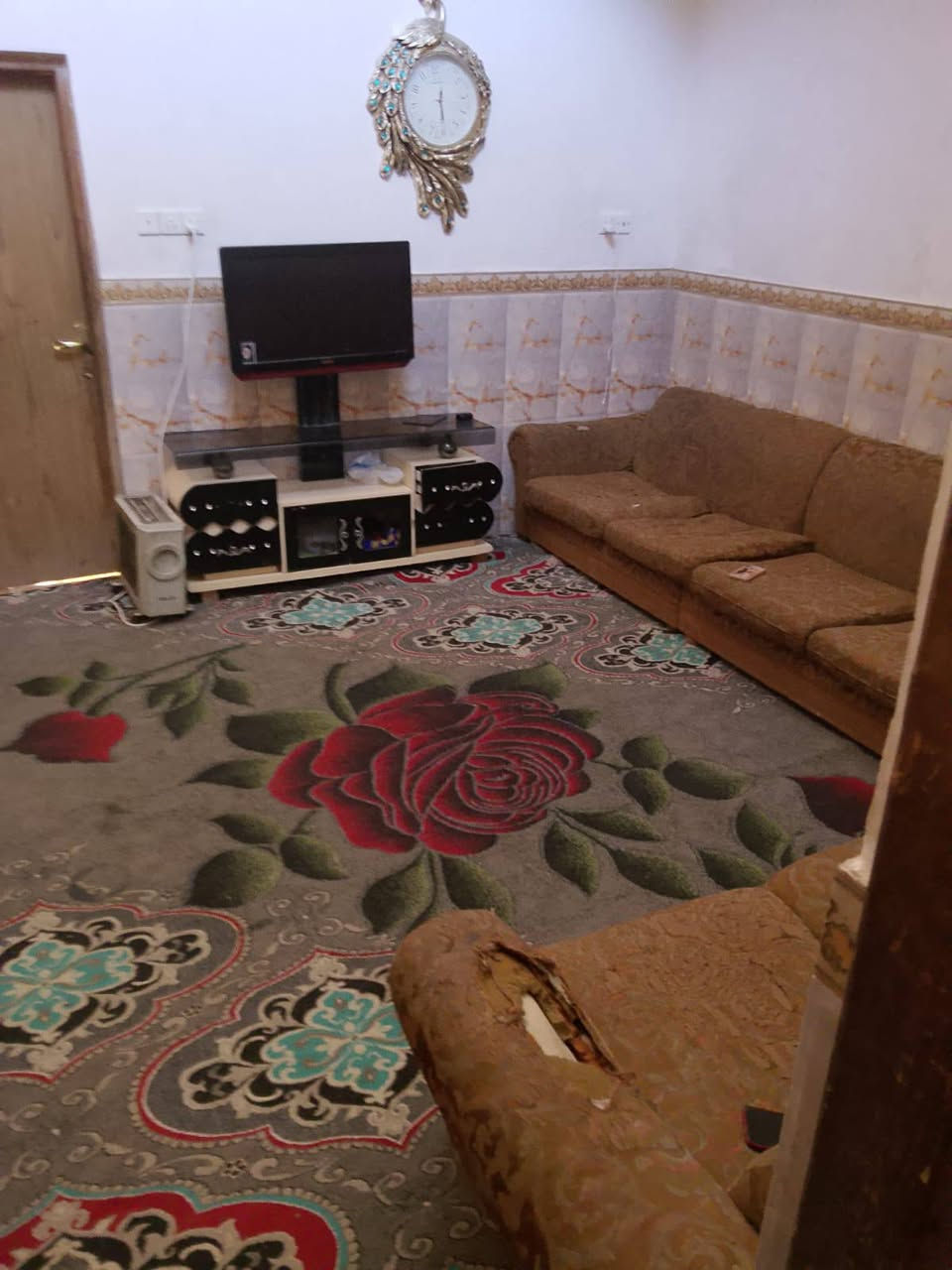 سلام عليكم بيت للبيع ع طريق المطار خلف حي الصناعي المساحه 220يتكون +ستقبال +مطبخ +غرفتين +صاله الاستفسار***********
