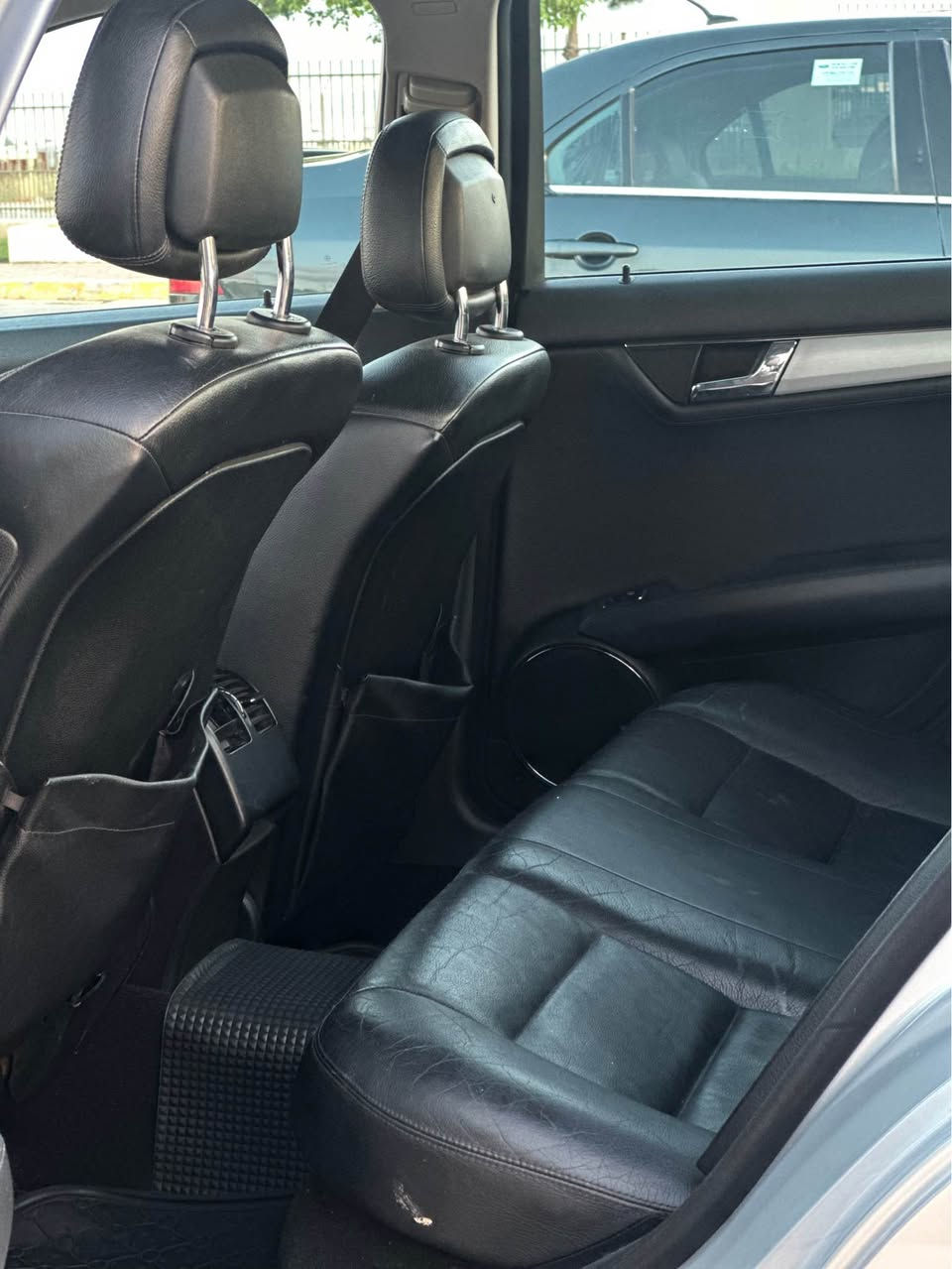 Mercedes benz C300  V6
موديل ٢٠١٠ 
محرك ٦ سلندر ممفتوح بشرط
مكان سيارة سليمانية 
**********************
سعر مطلوب ١١٩ ورقة مجال

للبيع فقط   
**************
سيارة بی جاملغ خلفي  صبغ
بدون ضربة 
و شبر جوه  بالباب سكن امامي 

مواصفات سيارة
****************
كشنات جلد
كشنات كهرياء 
مرايا شفط
شاشة متحرك
ستيرن تحكم 
و بعد مواصفات معروفة
***************
رقم فحص و هزة جديدة
گیر و محرك و تبريد و حدادية بشرط
 مسيرفسة كاملة و تخم تاير جديد

مكان سيارة سليمانية 

*********** السليمانية, العراق
